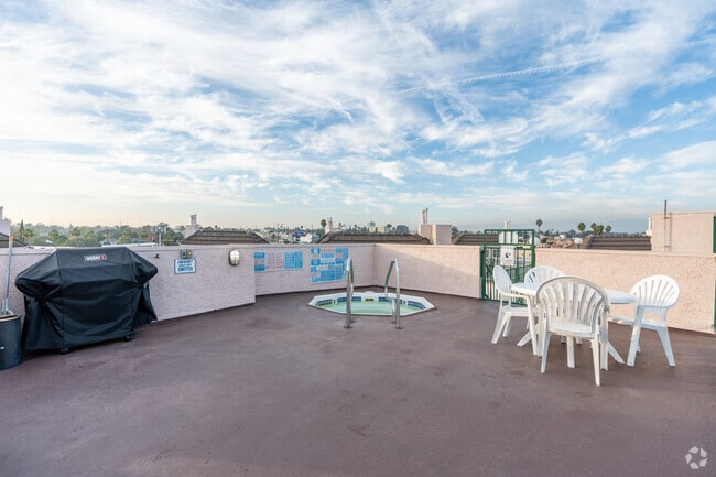 Rooftop Hot Spa - Studio Heights Apartments