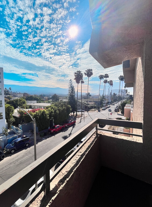 balcony - 215 N Mariposa Ave