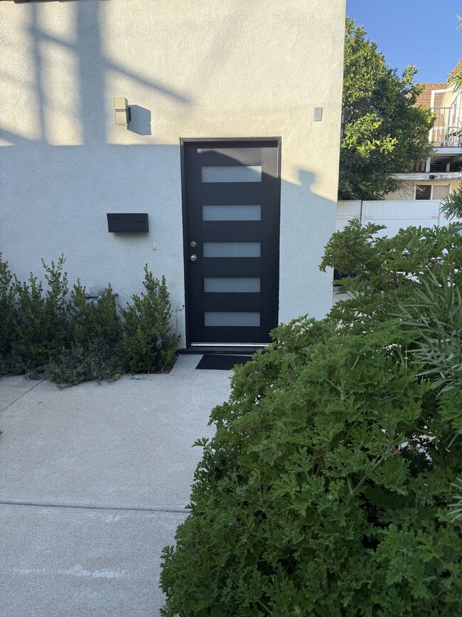 Building Photo - 1049 Davis Ave Rental