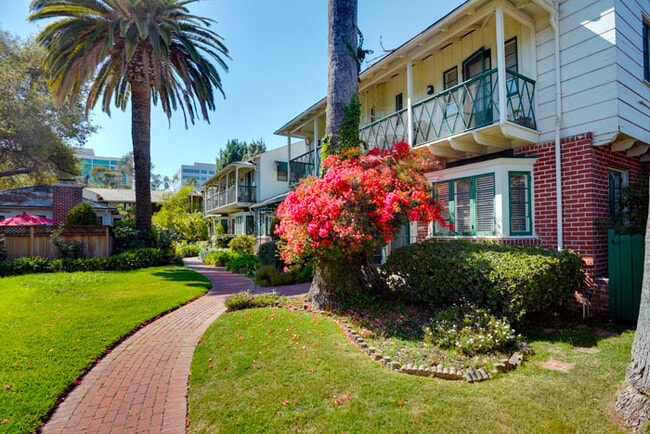 Building Photo - Charming 2 BR 1 BA Two-Story Apt w/ Old Wo... Unit 07