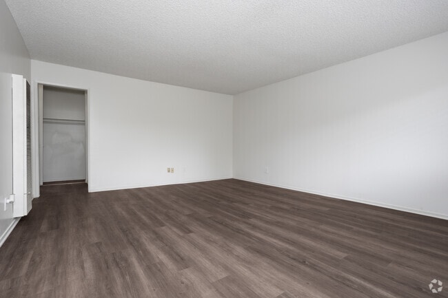 1BR - 1BA - 845SF - Living Room - Orange Plaza