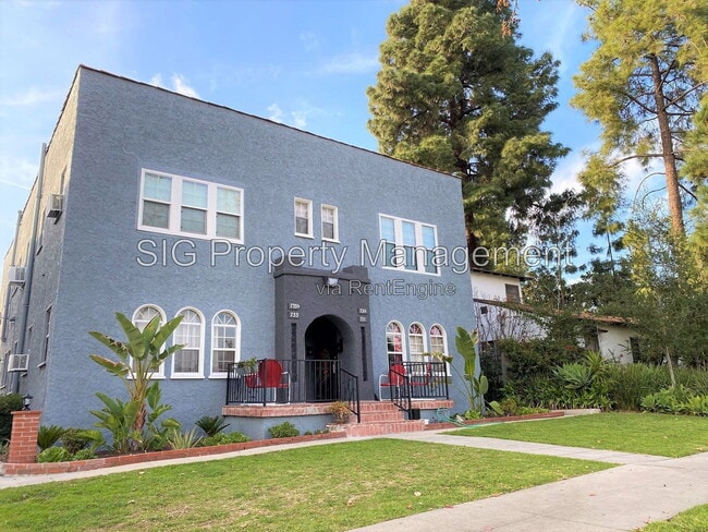 Building Photo - 731 S Chevy Chase Dr Unit 731 1/2