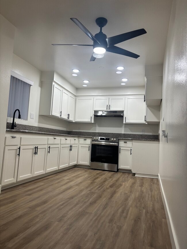 E4 Kitchen - Park Royal Apartments