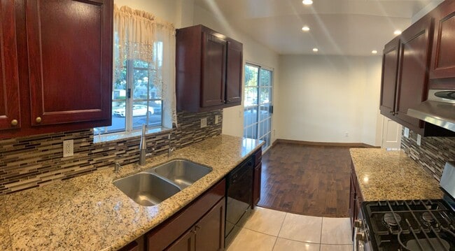 Photo - 305 E Valencia Ave Unit B