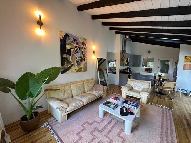 Living room - 2017 Rosilla Pl