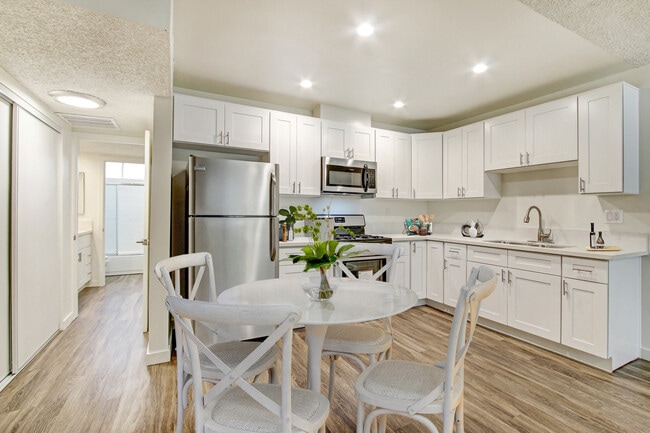 Building Photo - Roscoe Islander