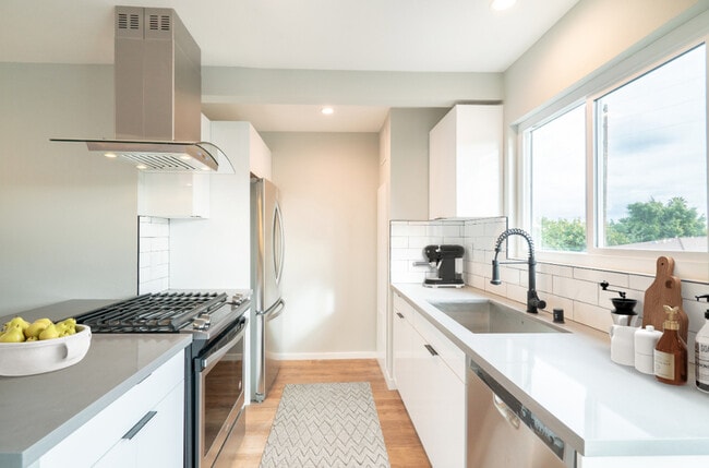 Photo - 5847 Willoughby Ave