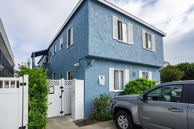 Building Photo - 855 Emerald St Unit B