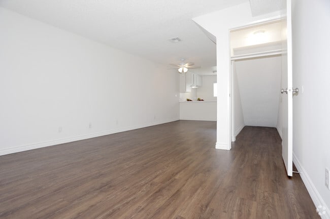 2BR, 2BA - 925 SF - Crenshaw Townhouse