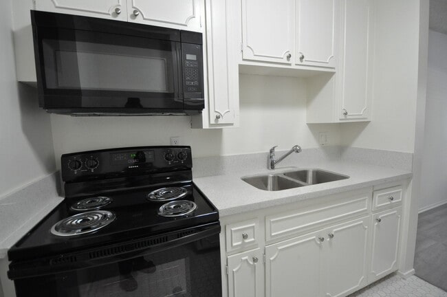 Photo - 4936 Whitsett Ave Unit 03