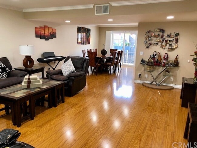 living room/dining - 212 N Jackson St Unit 5