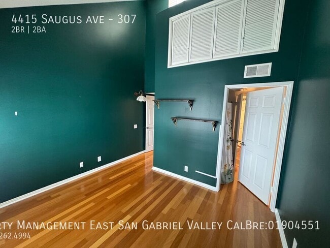 Photo - 4415 Saugus Ave