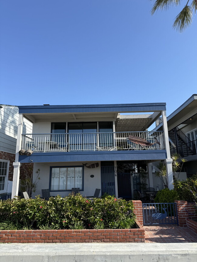 Building Photo - Timeless 30's Island Cottage on South Bay ... Rental