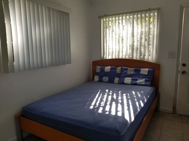 space for queen bed - 669 Fairmont Ave Unit Studio-B