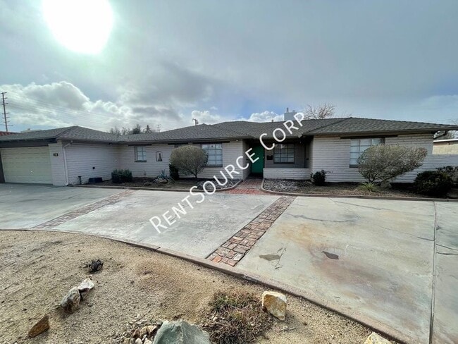 Photo - 1022 W Lancaster Blvd