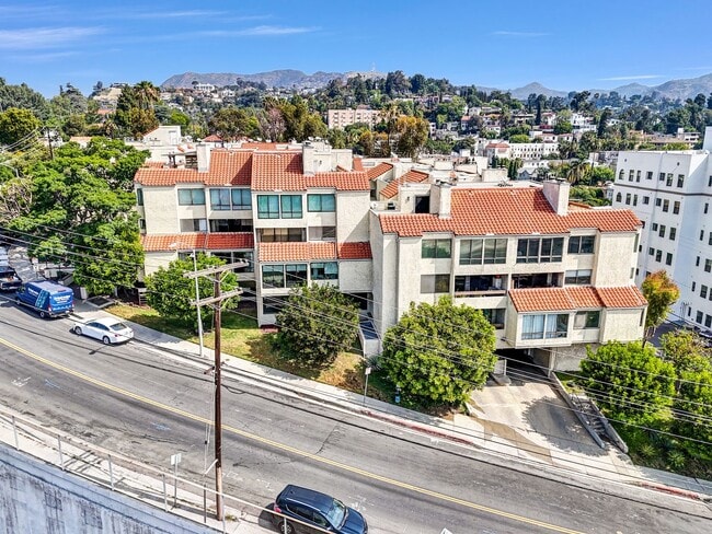 Building Photo - Spacious End-Unit Hollywood Condo with 2 Parking Spaces Unit 212