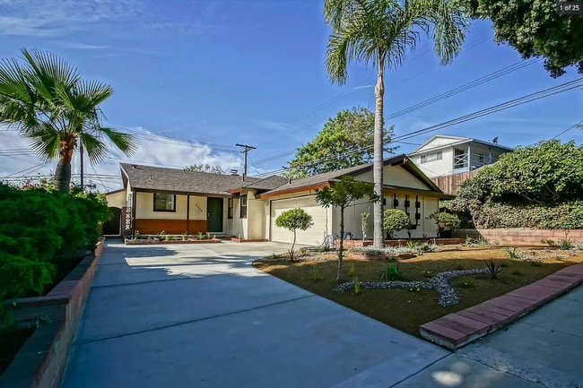 Building Photo - 5558 Emerald St Rental