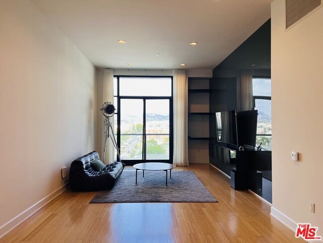 Photo - 3223 W 6th St Unit 505