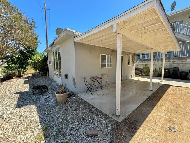 Building Photo - 256 W Valencia Ave Unit 258 W Valencia Ave