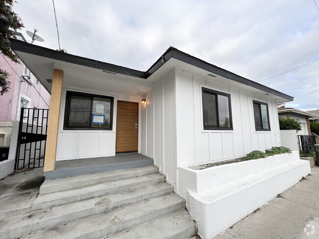 Building Photo - Modern Pet-Friendly Hawthorne Home With Ga... Unit A