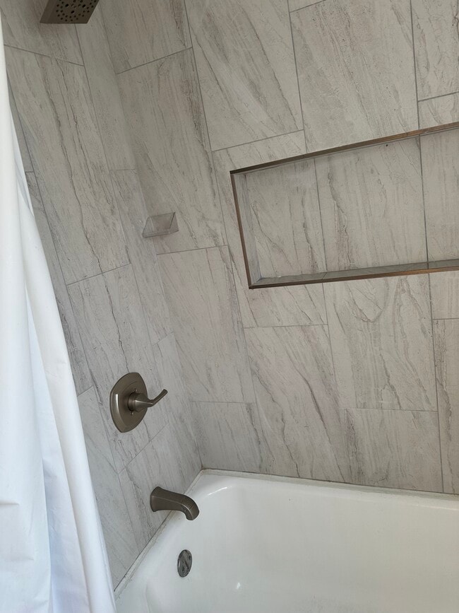 Shower/Tub - 2305 Hauser Blvd Unit 2305 1/2Hauser