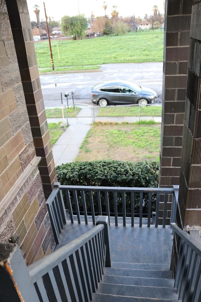 Photo - 649 W 8th St