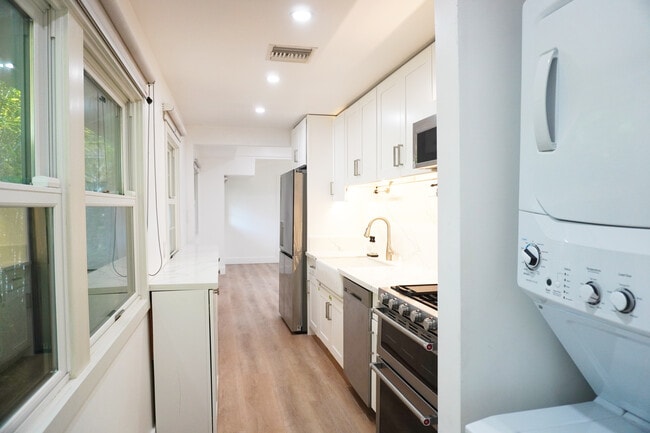 Kitchen - 1120 S Barrington Ave