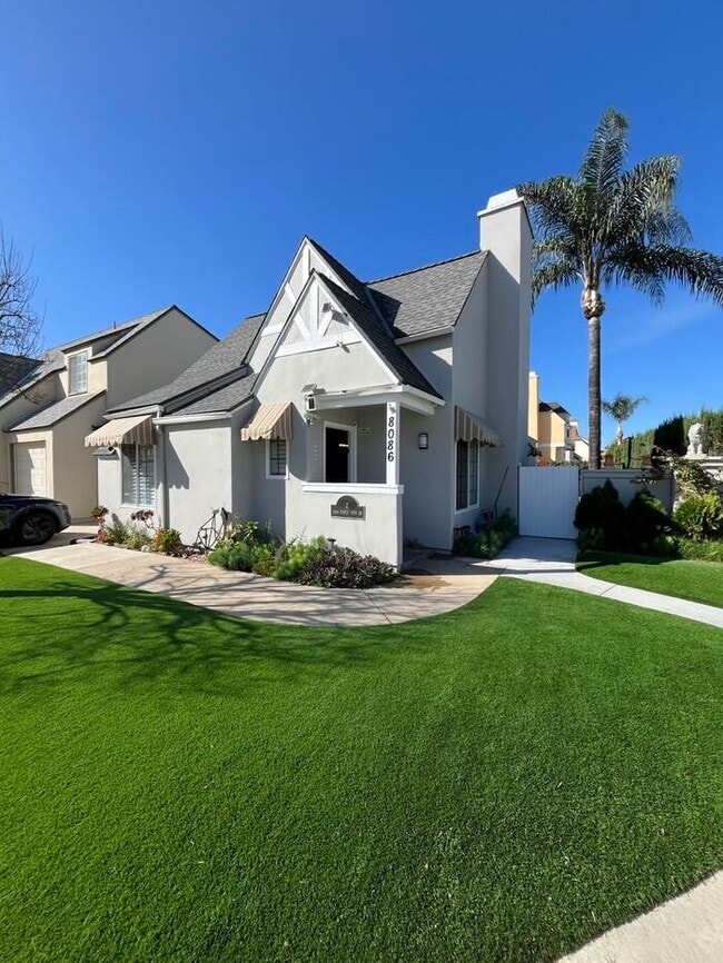 Building Photo - Charming 2BD Home w/ High Ceilings & Spacious Backyard – 4/3