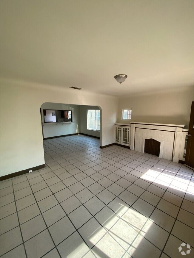 Building Photo - 2537 Cincinnati St Unit 2539 Rental