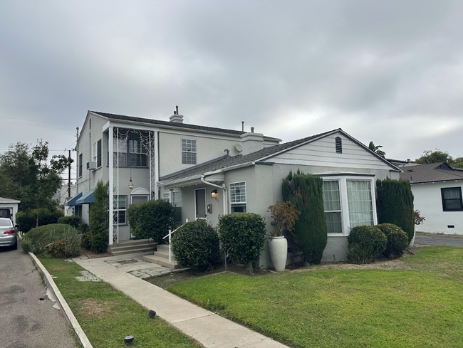 Building Photo - 1207 W Alameda Ave Unit 1207 1/2