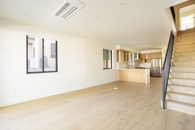 Photo - 456 N Poinsettia Pl