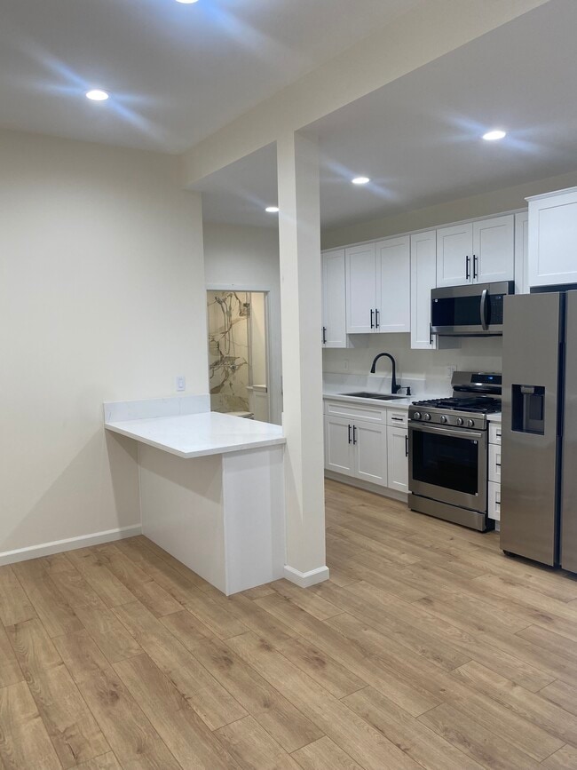 Photo - 405 W Broadway Unit E