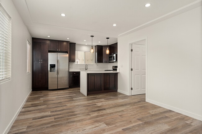Building Photo - 2410 1/2 Hope St Unit 2410.5