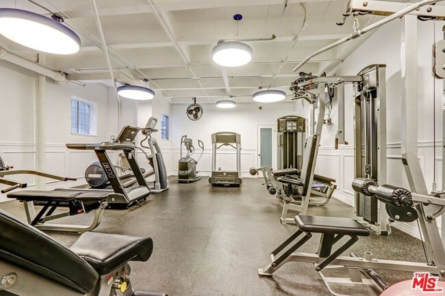 Photo - 450 N Rossmore Ave