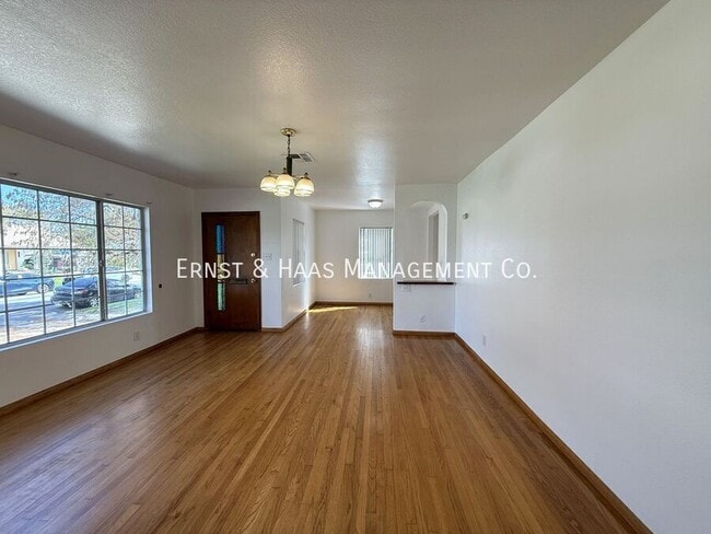 Photo - 4723 Blackthorne Ave