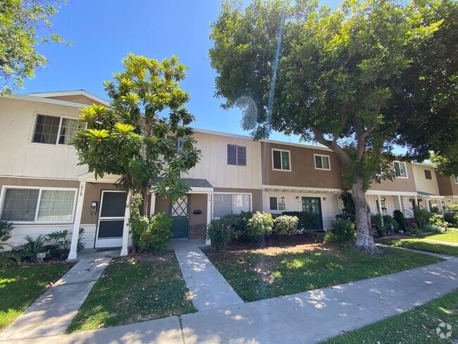 Building Photo - Lovely 3 Bedroom 1.5 Bath Condo