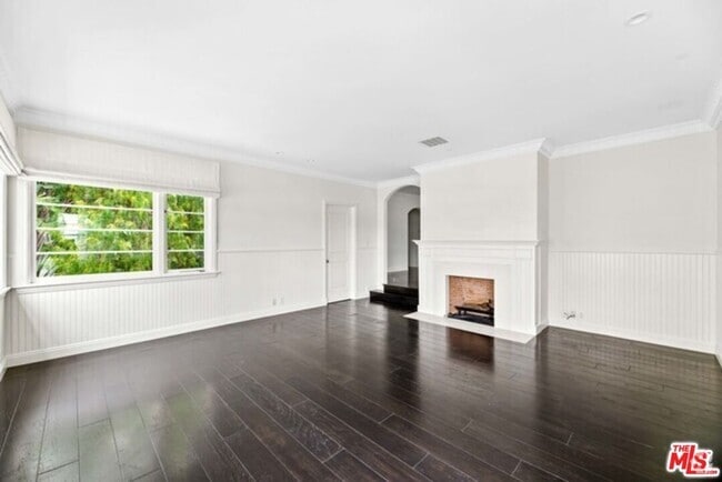 Building Photo - 9233 1/2 Doheny Rd Rental