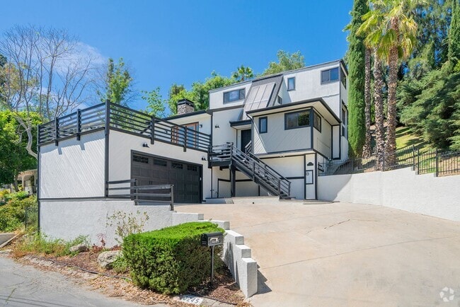 Building Photo - Beautifully Renovated Woodland Hills Home