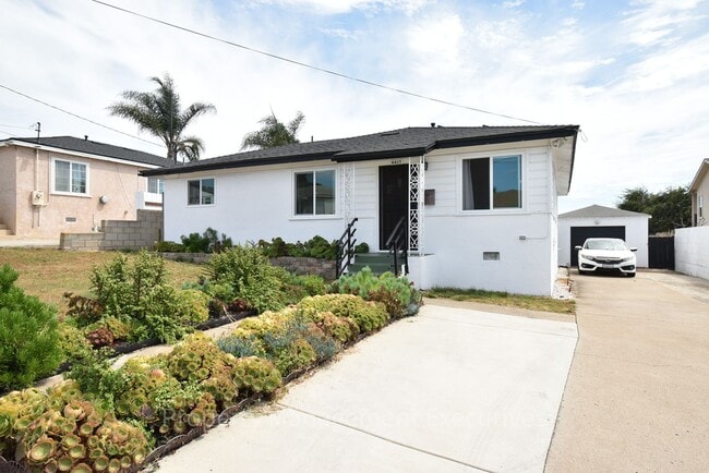 3 Bedroom, 2 Bath House with Large Backyard - 3 Bedroom, 2 Bath House with Large Backyard