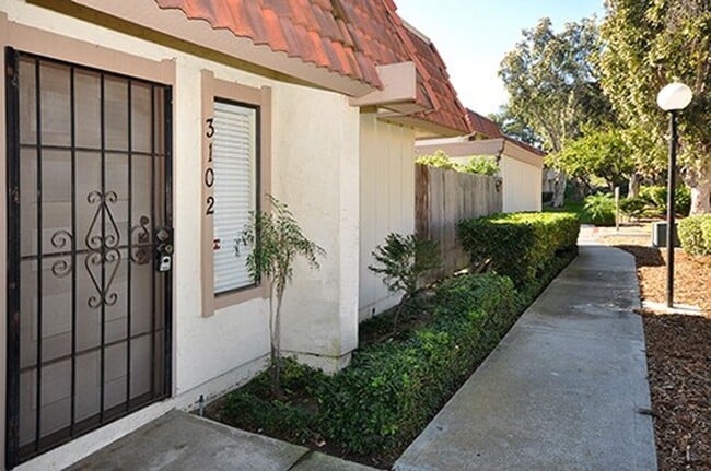 Lovely single level end unit in Tanglewood... - Lovely single level end unit in Tanglewood... House