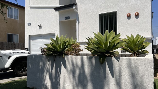 Photo - 831 E 109th St