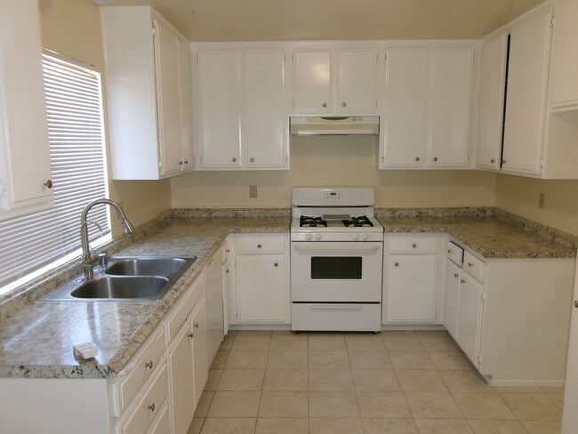 Photo - Clean and Ready - 3 bedrooms, 1 3/4 Bathrooms with back yard area. Unit 00015713