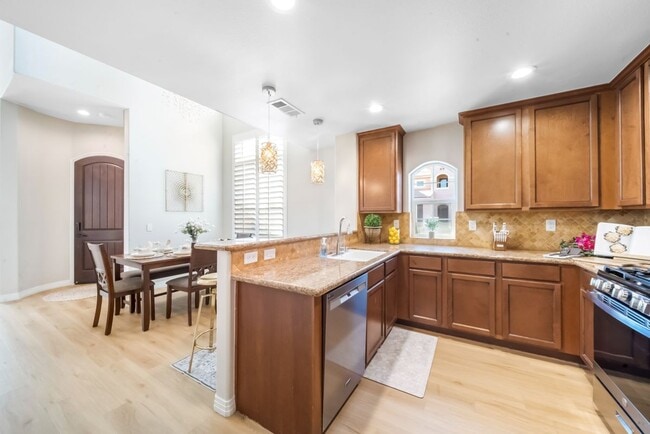 Photo - 52154 Rosewood