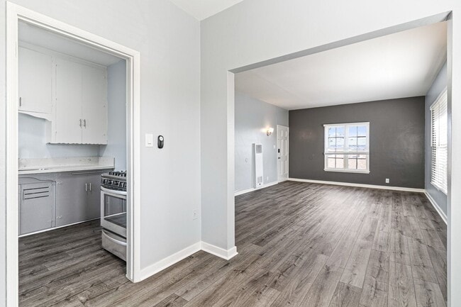 Photo - 2010 Pine Ave Unit 05