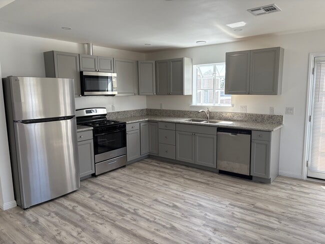 Building Photo - 1721 Arlington Ave Unit Arlington upstairs Rental