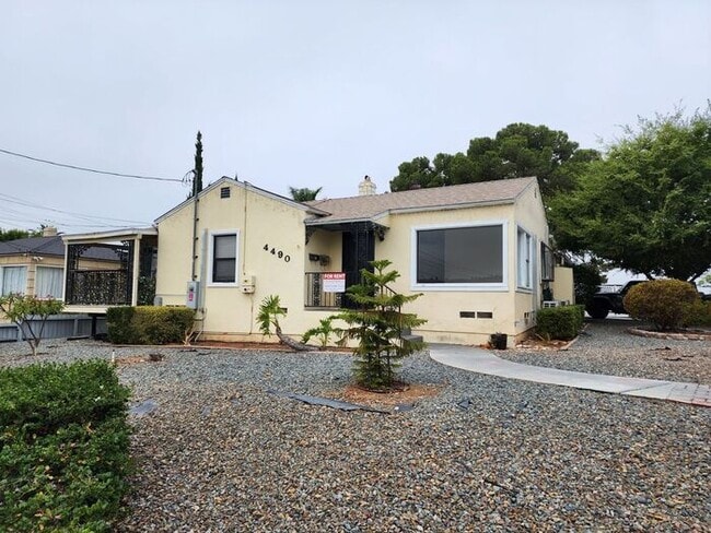 Building Photo - Duplex w/ patio space in residential neighborhood!