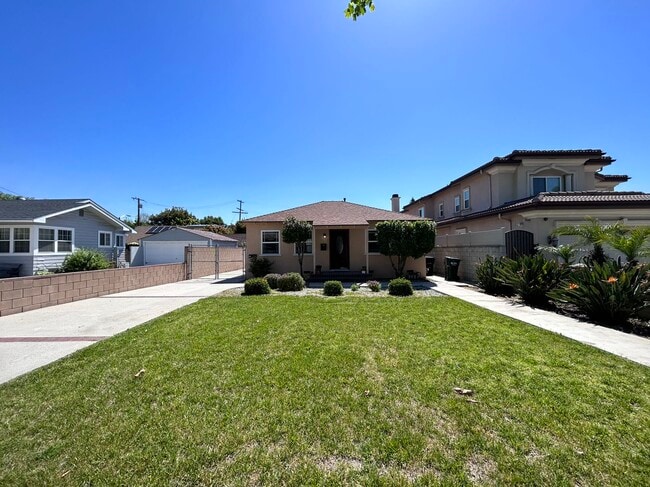 Building Photo - 5452 Loma Ave Unit A