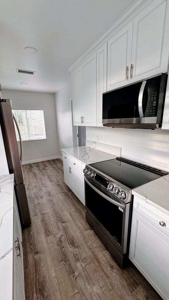 Photo - 639 W 4th St