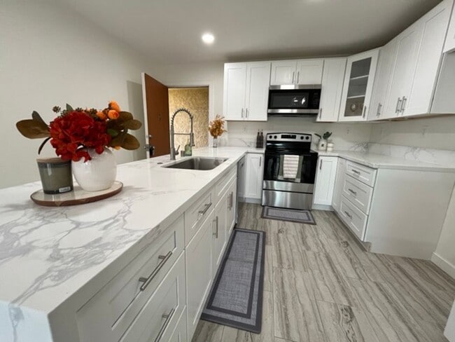 Building Photo - Downstairs 1 Bedroom Unit A-09