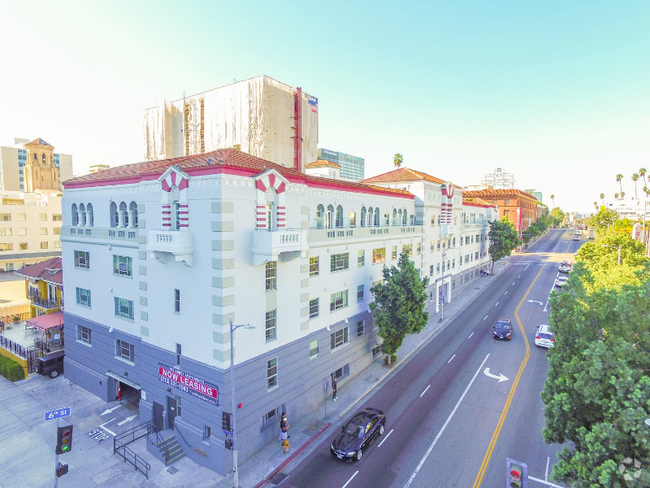 Building Photo - 3550 W 6th St Rental